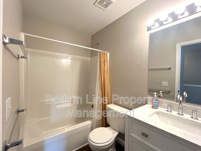 Building Photo - 3279 Mannington Dr