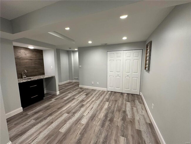 Building Photo - Sleek 2 bedroom townhome ready for immedia...