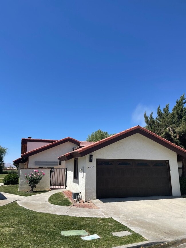 Building Photo - AVAILBLE NOW!! Fully Furnished Desert Gem!