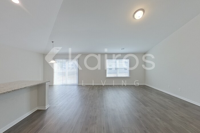 Building Photo - 107 Lord Effingham Wy