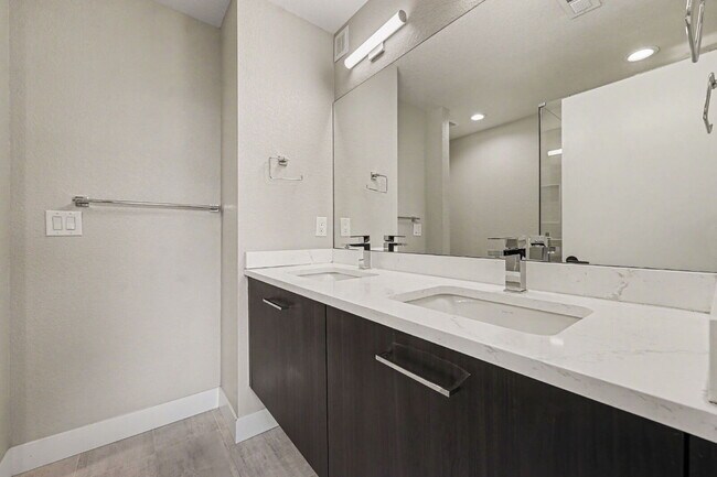 Building Photo - Newer Construction Townhome Available Now!