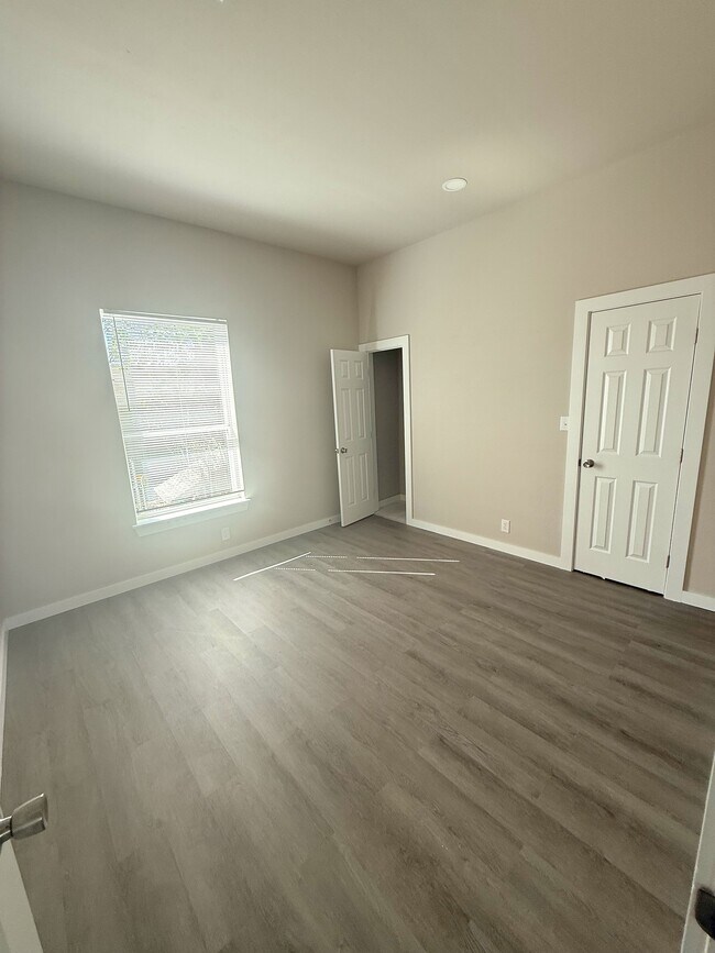 Building Photo - 1131 E Moman Ave