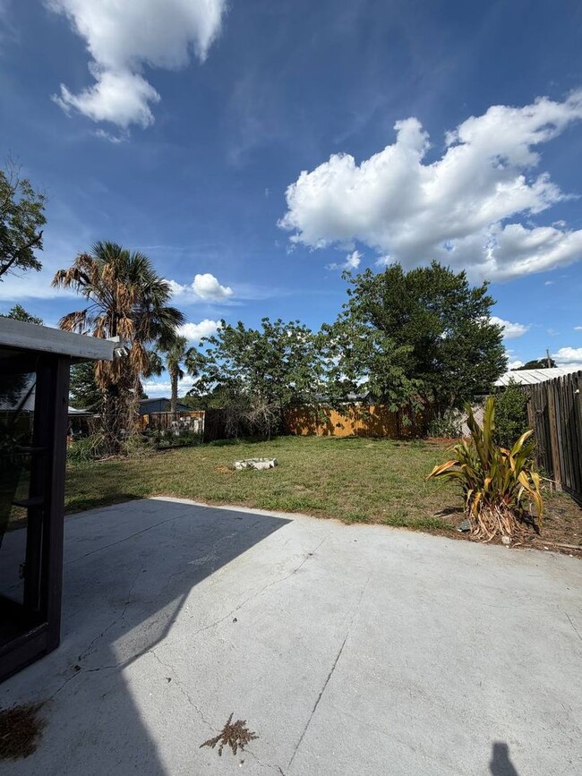 Building Photo - Charming 2 bedroom, 2 bathroom home