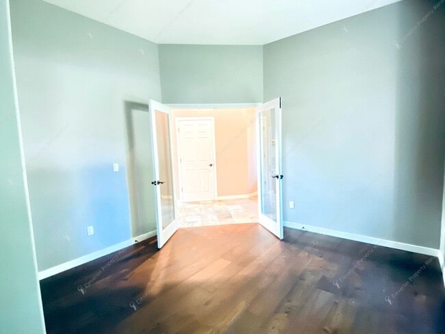 Building Photo - Experience Luxury Living in Broken Top wit...