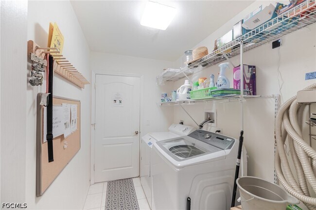 Building Photo - 105 SW 39th Pl