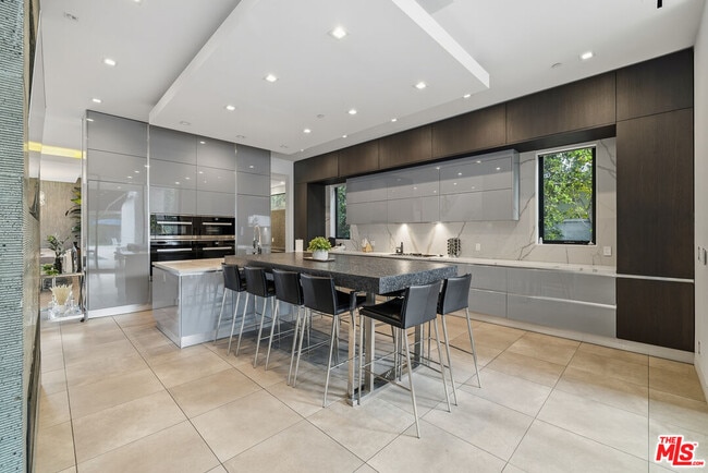 Building Photo - 5365 Vanalden Ave