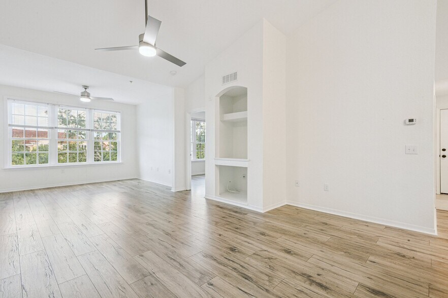 Building Photo - 4140 Central Sarasota Pky