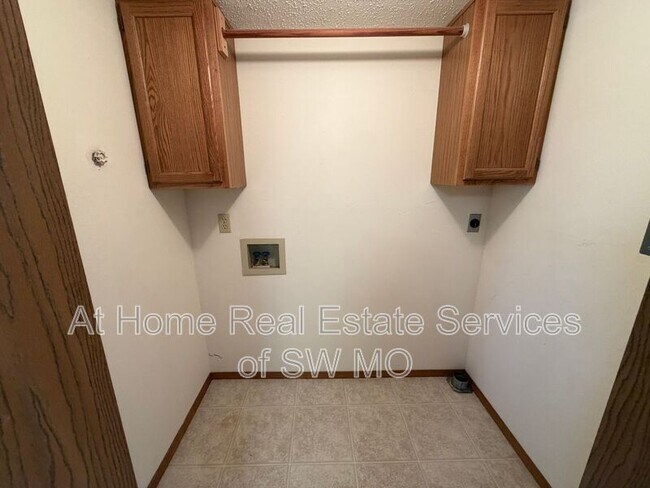 Building Photo - 1189 W Hall St