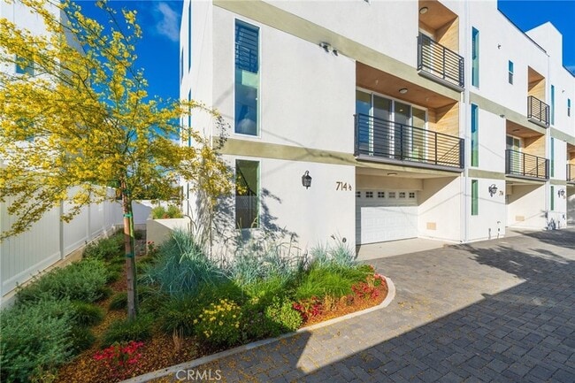 Building Photo - 714 1/2 Chestnut Avenue Unit