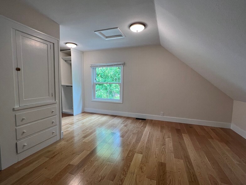 Building Photo - 2537 SE 33rd Pl