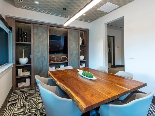 Building Photo - 510 W 20th St