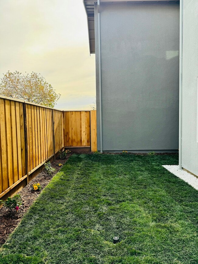 Building Photo - 268 N Oceanside Dr