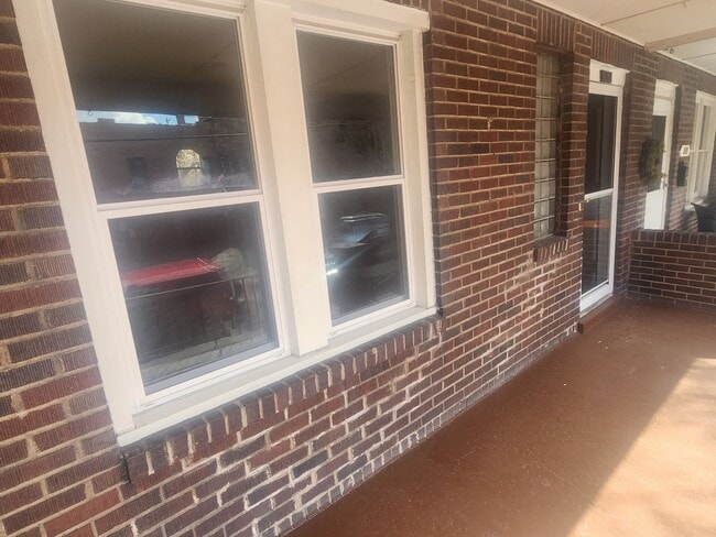 Building Photo - 2 Bedroom 1 bath updated Row Home