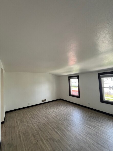 Building Photo - 513 N Maple Ave