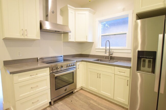 Building Photo - Stylish Oakland Retreat – 3BR, 2BA + Huge ...