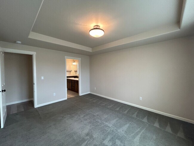 Building Photo - Corner Lot 3 Bed / 2 Bath Home with RV Parking – NW Redmond