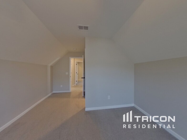 Building Photo - 715 Pollyanna Dr