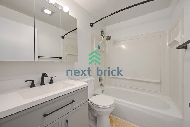 Building Photo - For Rent – 1 Bedroom | 1 Bathroom Lakeview Condo in Leschi Shores