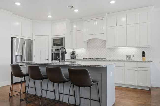 Building Photo - Stunner! This beautiful home features a spacious open floor plan with primary suite and private o...