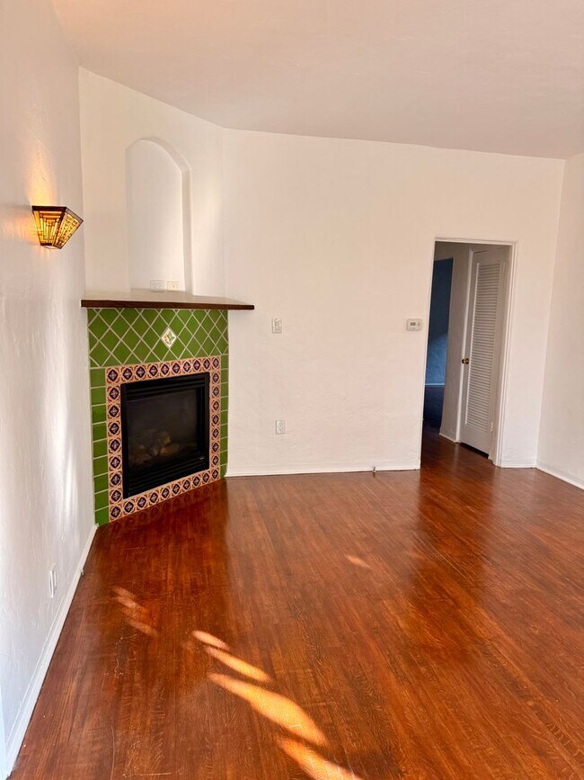 Building Photo - 2166 Beachwood Terrace