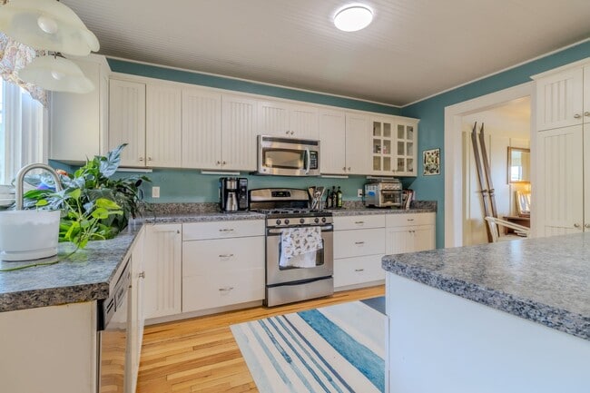 Building Photo - Fully-Furnished Retreat in the Heart of Su...