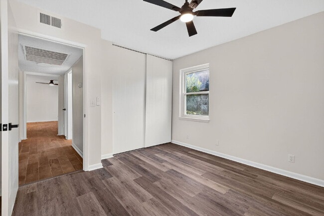 Building Photo - Move-In Ready 2BR Condo | Pool Access & Water Included