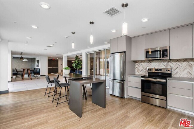 Building Photo - 453 S Kenmore Ave