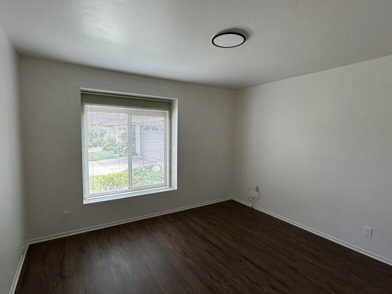 Building Photo - 1128 La Casa Ln