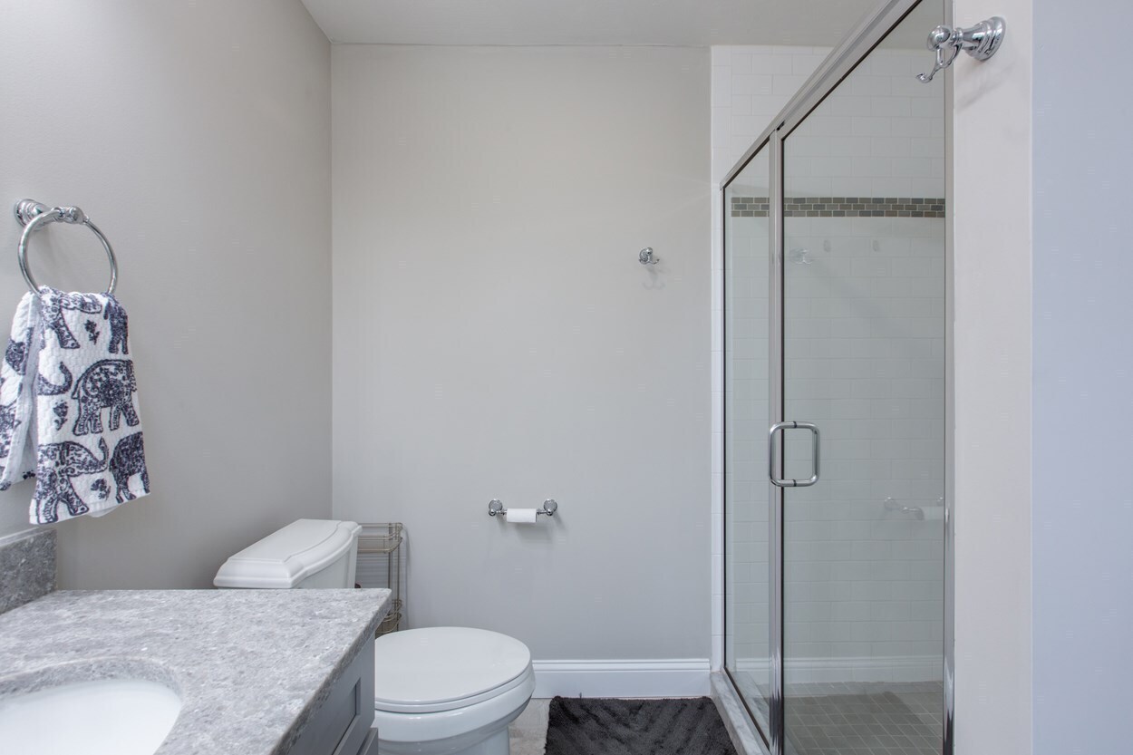 Building Photo - 301 Glen Forest Dr