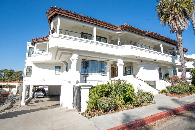 Building Photo - 210 Avenida Montalvo