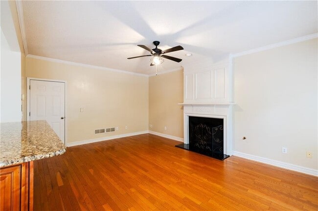 Building Photo - 1060 Lyndhurst Way