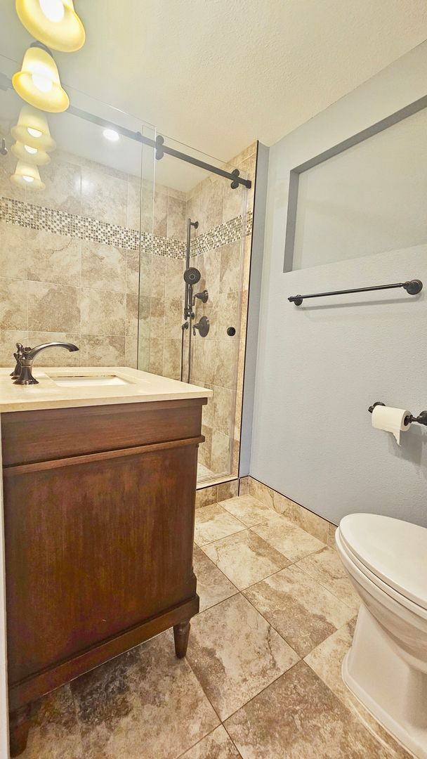 Building Photo - Spacious 4 Bed 3 Bath Home in Sought After...