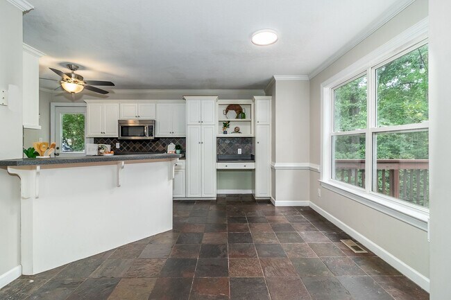 Building Photo - Beautiful 3 bedroom, in-law plan, Family Home in Martinez!  Walk to school!