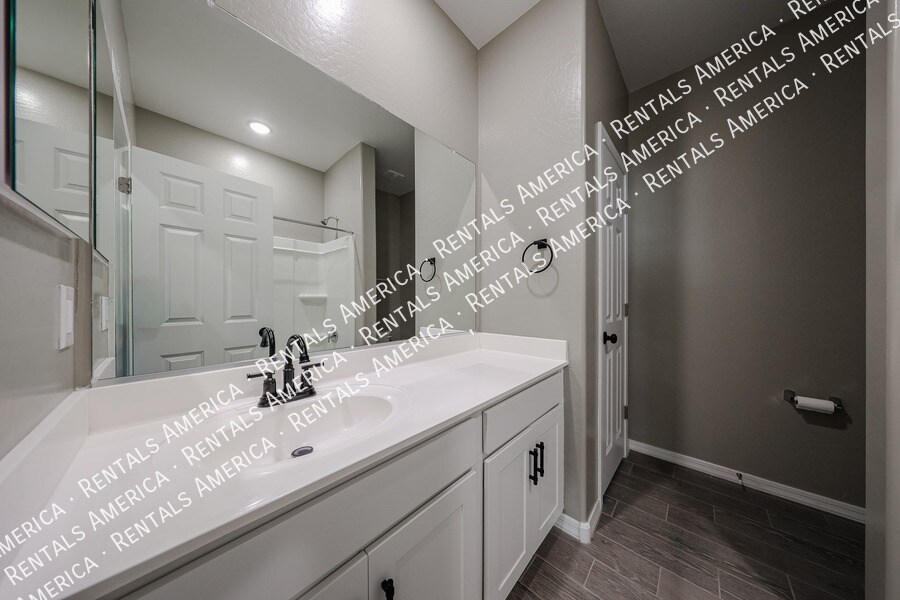 Building Photo - 5612 W Ldg Dr