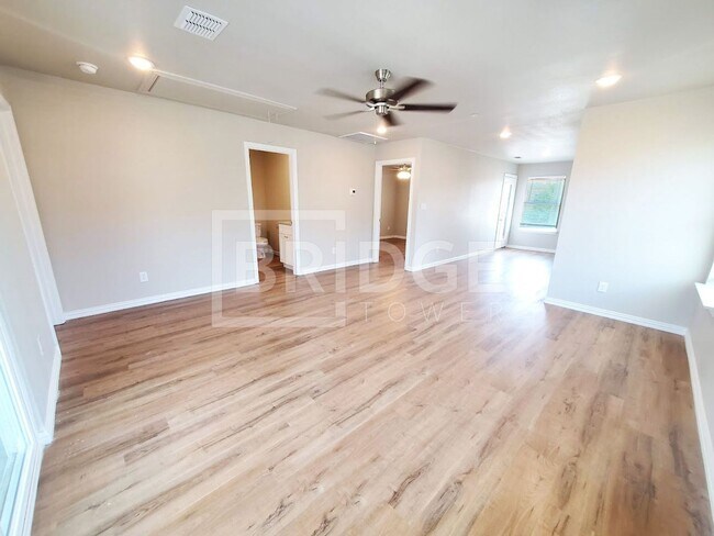 Building Photo - 1201 Silver Ln