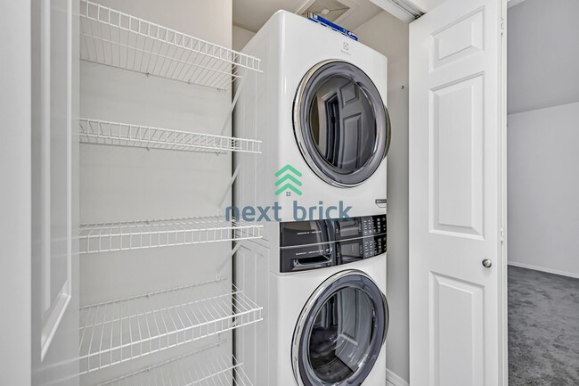Building Photo - 2 BED & 1.5 BATH TOWNHOUSE FOR RENT