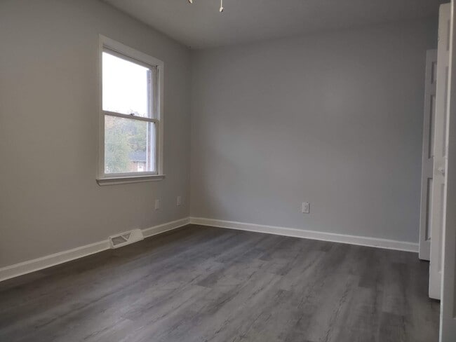 Building Photo - 2 bedroom 1.5 bath condo near ETSU