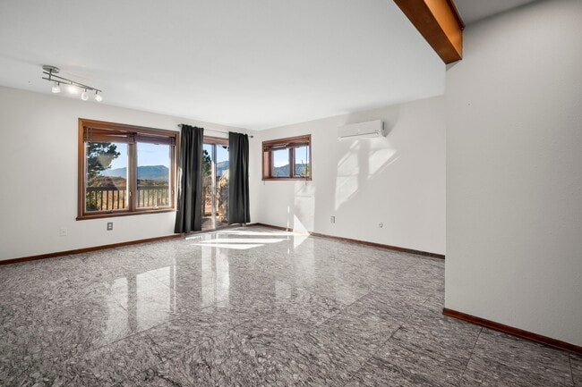 Building Photo - 1020 Walsen Rd