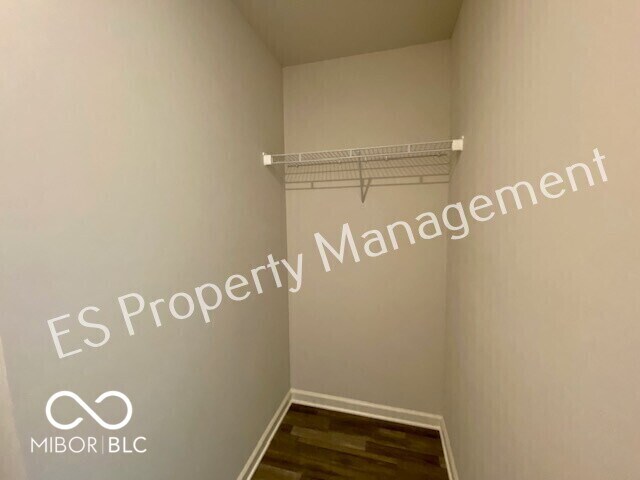 Building Photo - 2913 W Kings Cyn Dr