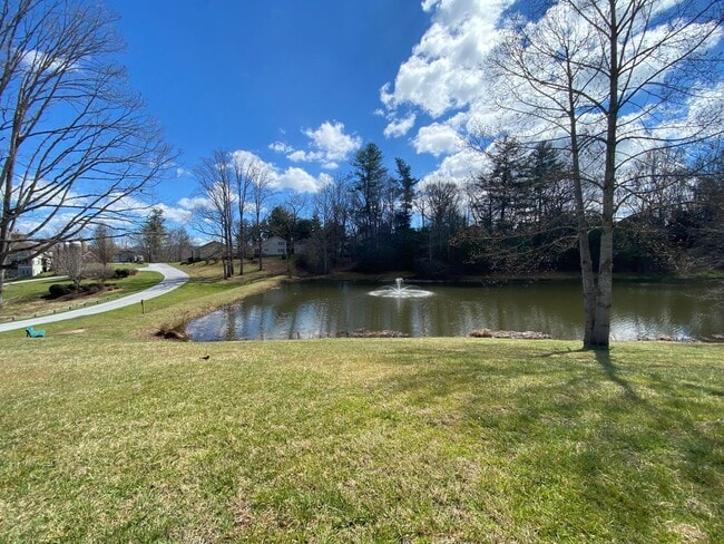 Building Photo - 165 Farm Ln