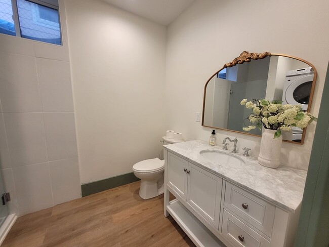 Building Photo - Beautifully renovated home in the highly d...