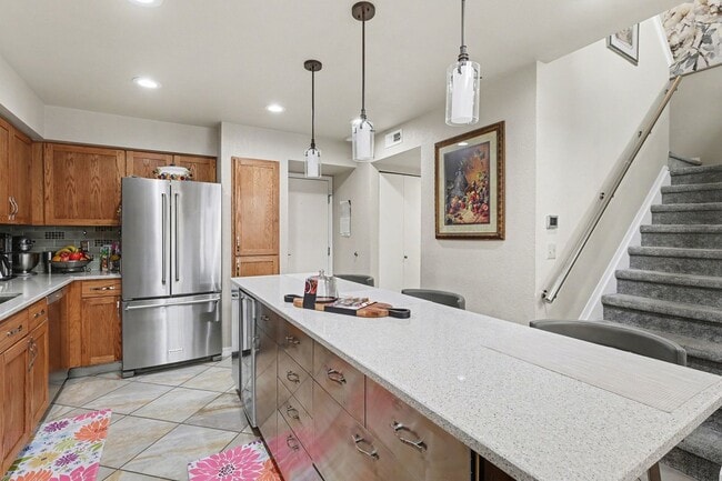 Building Photo - Updated 2 bed 2.5 bath End Unit Townhome in Lochmoor!