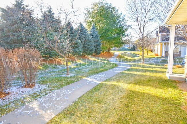 Building Photo - Spacious 3 Bedroom townhome with loft in Urbandale