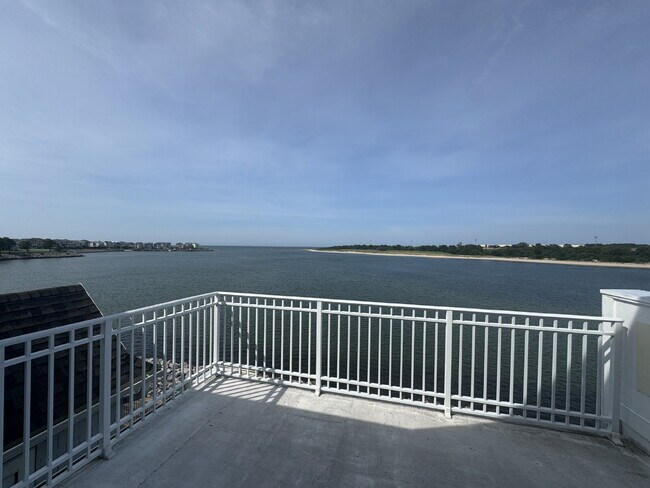 Building Photo - BAY POINT CONDOMINIUMS / Norfolk