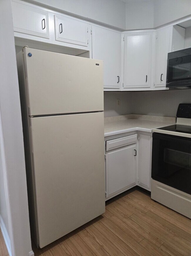 Building Photo - Spacious Townhome with Fully Fenced Privat...