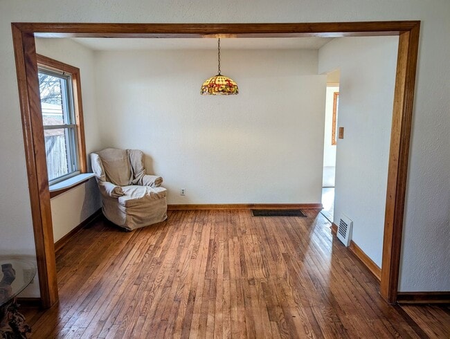 Building Photo - Adorable Belmont Home with Basement - AVAILABLE NOW!