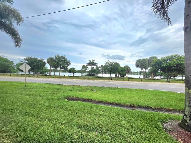 Building Photo - 3200 Lake Osborne Dr