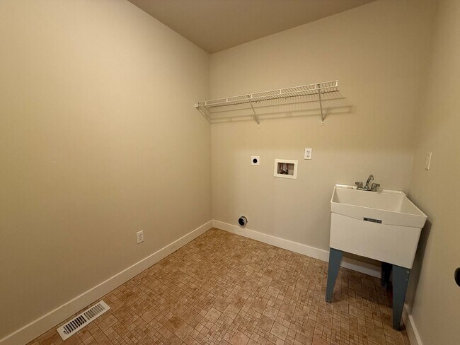 Building Photo - 7704 McKinley Loop NE