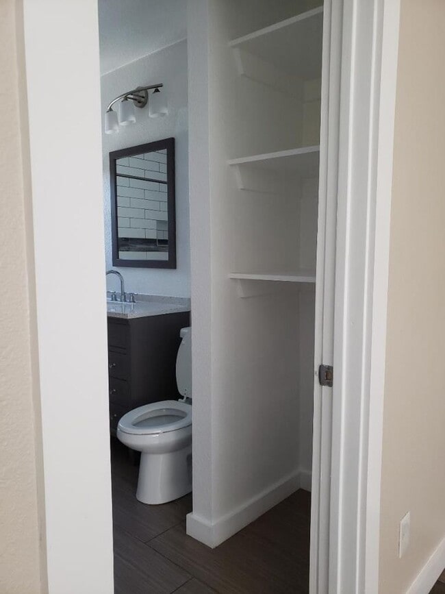 Building Photo - 219 W 7th St