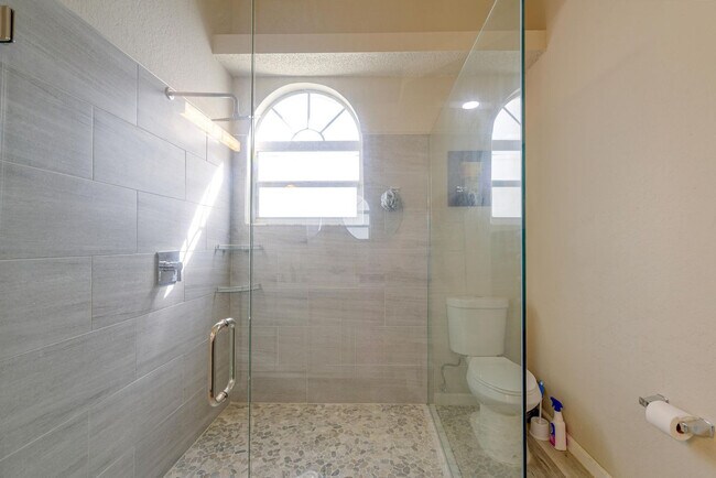Building Photo - 3343 Bluffview Dr